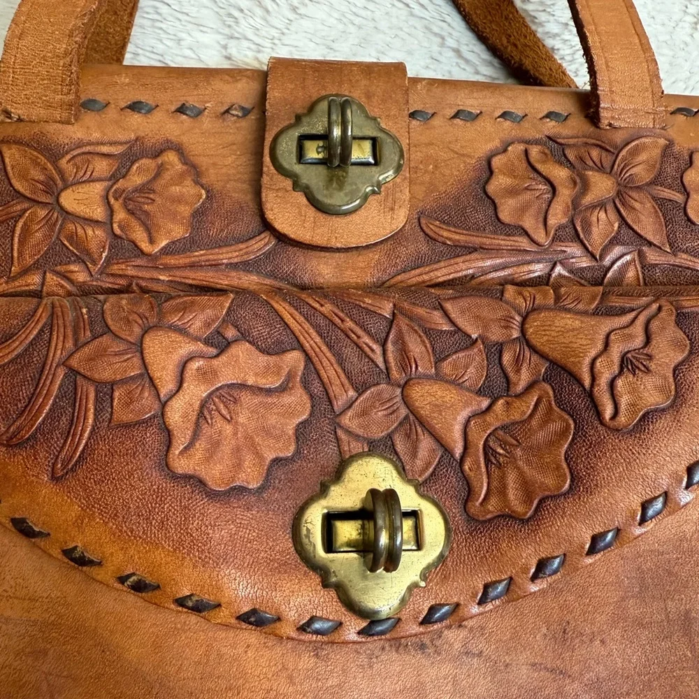Vintage Tan Satchel / Hand bag with Floral Tooling and Gold-Toned Closure - Picture 3 of 11